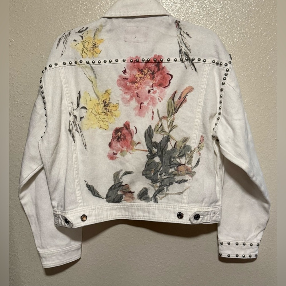 GUESS Clara Studded White Denim Jacket – Floral Back | Size M | NWT - Picture 3 of 4